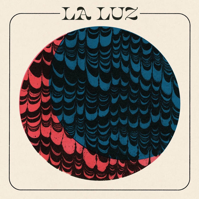 LAのロック・トリオ、La Luz が Adrian Younge プロデュースのニュー・アルバム”La Luz “を10/22にリリース。