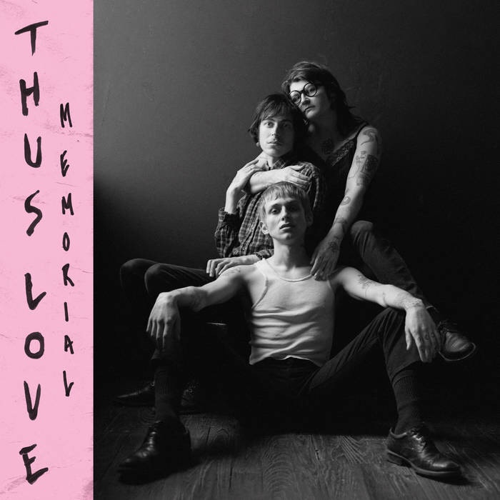 バーモント州ブラトルボロのDIYインディー・ロック・トリオ、THUS LOVEがデビュー・アルバム”Memorial”を10/7にリリース。