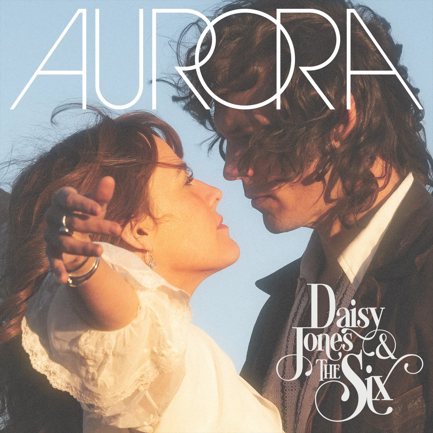 Blake Mills監修の架空のバンド Daisy Jones & the Sixがアルバム”AURORA”を3/3にリリース。