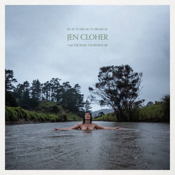 オーストラリア/メルボルンのシンガーソングライター、Jen Cloher がニュー・アルバム”I Am The River, The River Is Me”を3/3にリリース。